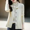 Cardigan de tricô com gola de camisa de peça falsa, suéter feminino para primavera e outono, peça de base versátil com patchwork de manga longa para usar por cima.
