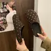 Mules cerrados tipo Birkenstock con suela gruesa y estampado de lunares para mujer, colección otoño 2026, diseño sin cordones, versátiles y cómodos para usar al aire libre.