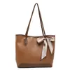 2026 Verano Nuevo Bolso de Gran Capacidad para Viajes Diarios Bolso de Mano para Mujer Bolso de Hombro Simple de Moda Bolso Tote para Debajo del Brazo Versátil