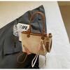 Bolso de cubo portátil de diseño nicho de estilo coreano de moda nueva de este año, temperamento de estilo occidental con costuras, bandolera de hombro para mujer