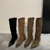 Menina Nômade! Botas de cowboy western estilo deserto para mulheres, com acabamento desgastado, bico fino e design franzido e desfiado, perfeitas para o inverno e como botas de cano alto