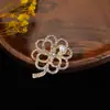 Broche Coreano Japonês de Venda Quente Transfronteiriça Flor de Diamante Incrustada com Pérolas de Alto Padrão Pin Anti-Exposição Acessórios para Casaco Blazer