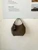 A mais recente bolsa de mão retrô, moderna e estilosa para mulheres, é um item quente no mercado internacional.. É uma bolsa tipo balde de grande capacidade que pode ser carregada como bolsa de ombro ou bolsa transversal, e é versátil o suficiente para combinar com qualquer roupa.