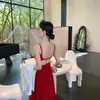 Vestido Versátil de Verano con Diseño de Espalda Cruzada, Cintura Fruncida para un Efecto Adelgazante, Copas Extraíbles y Tirantes Finos - Mayoreo