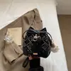 Bolso Pequeño Exquisito de Alta Apariencia de Moda para Mujer Modelo Nuevo 2026 Tela de Parches Estilo Nacional Bolso Cubo de Hombro Bolso Cruzado de Nicho
