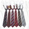 Corbata JK para Mujer Estilo Universitario Nudo Perezoso Sin Nudo Japonesa Escolar para Raya Roja Marrón Corbata Corta Decoración de Moda para Hombre