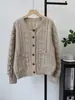 Cárdigan tejido de diseño vintage suave, nuevo estilo otoño e invierno 2026, chaqueta suéter elegante de corte holgado para mujer