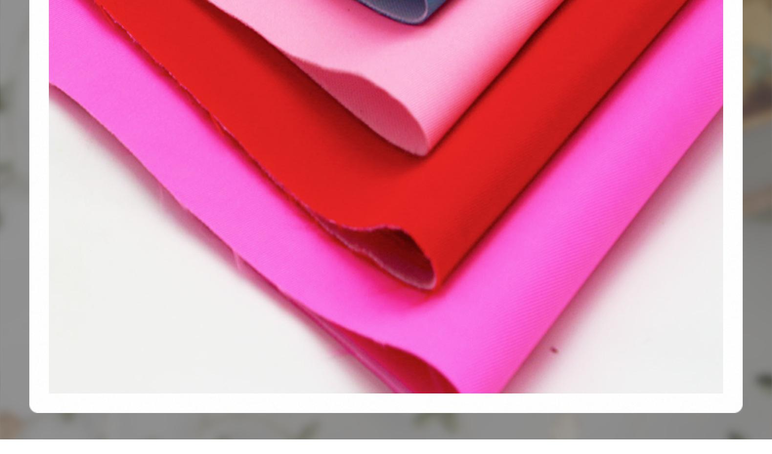 该面料经纬线都采用涤纶FDY150D/36F。织物应用平纹组织在喷水织机交织而成，经纬密度为360X210，坯布经松弛、碱量、染色、防静电、涂层等处理后，具有质地轻薄、手感柔软、防水性好、耐用性好等优势。这样的牛津布做箱包是最好的，也是最常见的。