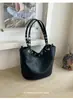 Bolso grande de remaches moderno y a la moda para mujer, nuevo bolso tote retro casual, bolso de hombro versátil de gran capacidad
