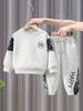 1047 Conjunto de Ropa de Otoño para Niños 2026 Ropa Nueva Genial y Elegante para Niños Primavera y Otoño Sudadera con Parches de Oso Conjunto de Dos Piezas para Otoño