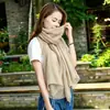 Novo Cachecol de Algodão e Linho Quente Artístico Outono e Inverno 2023 Moda Feminina Versátil Shawl Grande de Cor Sólida para Ar Condicionado Feminino