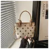 Bolsa balde de bolinhas com design de nicho popular do verão 2026, nova bolsa feminina da moda para ombro e transversal, bolsa elegante para o dia a dia
