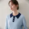 Estilo de luxo leve, com blocos de cor, suéter de malha macia de caxemira com mangas compridas, gola com botões, corte solto e relaxado, perfeito como peça de base