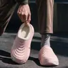 Chinelos de algodão impermeáveis de EVA para mulheres, novo estilo outono/inverno 2026, antiderrapantes para ambientes internos, forrados com fleece para uso externo, sapatos de algodão quentes e de sola macia para homens