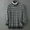 Nuevo suéter de lana para hombre para otoño e invierno, suéter de punto grueso con jacquard de patrón de diamante, camisa base de punto cálido con cuello redondo