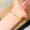 Pulsera de trébol de cuatro hojas con incrustaciones de circonita de alta retención de color, pulsera de cruz de estilo antiguo en color oro arena de lujo ligero, accesorio de mano chapado en oro