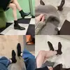 Versão em couro de botas curtas femininas que aumentam a altura, estilo coreano versátil, salto grosso elegante, bico quadrado, botas justas, botins curtos estilo Martin para mulheres baixinhas