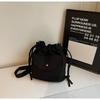 Nicho Casual Cubo Bolso Pequeño Bolso de Mujer 2025 Nueva Moda Simple Bolso de Hombro Alto Valor de Belleza Combinable Bolso Bandolera