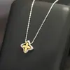 Collar de Trébol de Cuatro Hojas Bicolor Chapado en Oro de Alta Gama con Piedras Incrustadas Cadena Versátil Europea y Americana de Nicho para Clavícula para Mujeres