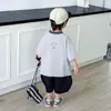 Traje fino de verano para niños 2026 nuevo elegante y moderno ropa de verano para bebé de 3 años conjunto suelto de dos piezas para niños