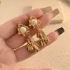 Pendientes de borlas con forma de hoja de perla y aguja de plata, diseño de personalidad de viento frío, pendientes de temperamento de Joker de nicho, venta al por mayor