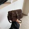 Bolsa transversal de nicho super popular para mulheres no outono e inverno de 2026, nova bolsa vintage de couro fosco sob o braço, bolsa de ombro tipo sela