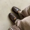 Mocasines de Piel de Oveja con Hebilla Metálica de Gaviota Estilo Blogger Coreano Primavera 2026 Tacón Medio Grueso Punta Redonda Cuero Genuino Corte Profundo Zapatos Individuales para Mujer