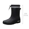 Botas de lluvia de moda para hombre, calzado exterior de caña alta antideslizante con cordón para cocina, lavado de autos, motociclista, zapatos de agua de caña alta con suela gruesa