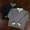 Suéter masculino moderno, novo estilo, gola redonda, com design falso de duas peças, apresentando um caimento relaxado e solto, tricô versátil casual de manga longa