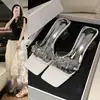 2026 Verão Novo Cristal Salto Grosso Transparente Tira Única Strass Toque de Luxo Chinelos Femininos Uso Externo Fashion Salto Alto Feminino