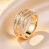 Anel Largo Europeu de Luxo Leve Multicamadas Cruzadas Totalmente Cravejado em Diamante Anel de Dedo Cruzado Inlaid de Diamante Dourado Escovado de Luxo