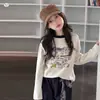 Camiseta base de manga larga para niña con estampado de gatos, nueva colección otoño 2026, engrosada, con cuello redondo, adecuada para niños mayores, para finales de otoño