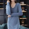Vestido de punto estilo coreano para mujer, otoño e invierno, nuevo, ajustado, con cuello en V, camisa base, vestido suéter largo y ajustado para mujer.