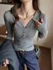 Camiseta de manga larga para mujer, cuello en V con media botonadura, corte ajustado, elástica, color liso, estilo coreano simple, adelgazante, adecuada para el trabajo o como capa interior