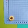 Lindo pequeño girasol fresco resina accesorios de joyería adornos para coche adornos para coche material DIY al por mayor