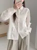 Camisa blanca de estilo dulce francés con cuello de muñeca bordado para mujer, de manga larga, con un elegante diseño de retazos de encaje y tela jacquard