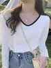 Camiseta elegante e única com blocos de cor e decote V de manga longa para mulheres, apresentando uma estampa floral em cinza claro, perfeita como segunda pele ou top base estilo coreano para o outono