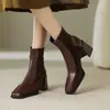 Botines altos ajustados de retazos de cuero genuino estilo vintage francés, colección de invierno 2026, botines cortos de moda con punta cuadrada y tacón grueso para mujer, botines sencillos para primavera y otoño