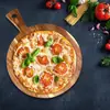 Suministro transfronterizo exclusivo de bandeja para pizza de madera de acacia con asa, tabla de servir de madera maciza para cocina occidental, bandeja de madera para servir para restaurante