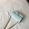 Bolsa de corrente acolchoada de couro genuíno de alta qualidade, inspirada na Chanel, para mulheres, nova coleção 2026, bolsa de ombro da moda em pele de carneiro com fecho de cadeado.