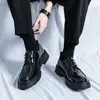 Novos sapatos masculinos de couro para o dedão do pé 2024 sola grossa com cadarço couro envernizado brilhante casuais com salto grosso mocassins sapatos da moda para cabeleireiro