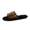 Pantuflas de mujer con estampado de leopardo y suela plana, nuevo modelo de otoño/invierno 2026, pantuflas de felpa con pedrería a la moda para exteriores.