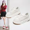 Sapatos Brancos de Sola Grossa 2026 Nova Coleção de Primavera Sapatos Femininos que Aumentam a Altura Plataforma Versátil Couro Macio Sapatos de Uma Sola Tênis Casuais Vermelhos