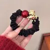 Goma para el pelo con bloques de color negro y rojo, con pequeño caballo dorado y decoración de la fortuna para el Año del Caballo, adecuada para coletas altas, goma para el pelo de mujer