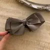 Pinza para el cabello de lazo plisado multicapa de satén de alta gama de color caqui, adecuada para mujeres, se lleva en la parte posterior de la cabeza, para coletas, pinza vertical, accesorio para el cabello