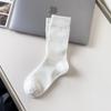 Calcetines nuevos de color liso sin hueso, hasta media pantorrilla, versátiles y exquisitos, de estilo japonés, cómodos y transpirables.