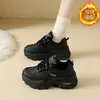 Estilo Sencillo Versátil Zapatos Blancos Mujer Invierno Nueva Llegada Zapatos Deportivos con Forro de Terciopelo Tendencia de Moda Pequeños Suela Gruesa Zapatos de Papá