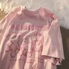 Camiseta Manga Curta Simples Estampada com Letras de Desenho Marca da Moda Feminina Street Solta Oversize Design de Casal Senso de Design Nicho