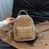 Mochila Mini Monograma Clássica Mochila com Estampa Retro Casual Leve para o Dia a Dia Viagem Mochila Pequena Feminina