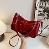 Bolso tipo baguette de charol brillante para mujer, colgante vintage de cereza, bolso de hombro con decoración de cadena, bolso cruzado pequeño versátil, bolso casual
